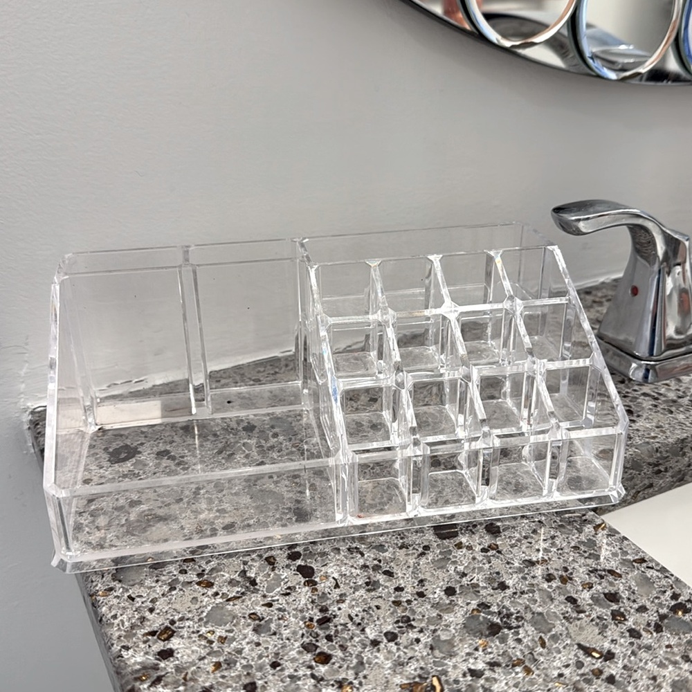 Makeup storage container